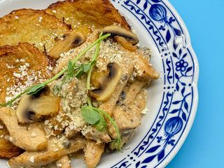 Деруни з куркою та грибним соусом (250g)