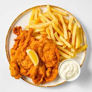 Pileći bečki odrezak i pomfrit