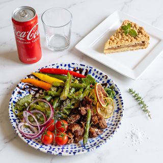 Biftek salata + pita od jabuka + Coca Cola 0.33l