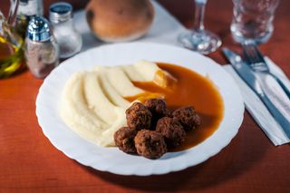 Cartofi Piure cu Chiftele de carne si Sos de Rosii