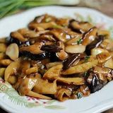 Bambú Y Setas Chinas Salteadas