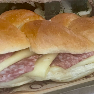 Panino con salame e emmental
