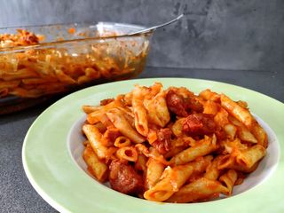 Macarrones con chorizo y tomate casero