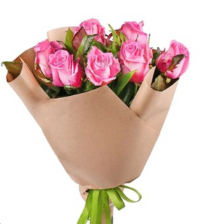 Bukiet 7 różowych róż z przybraniem 