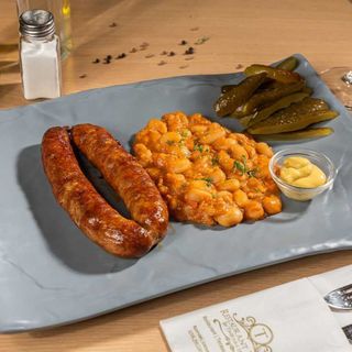 Carnati Tinecz cu iahnie de fasole si salata de castraveti murati