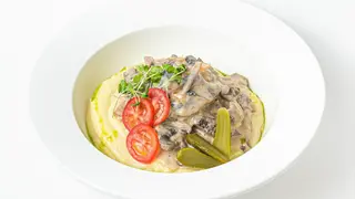 Бефстроганов с грибами и картофельным пюре