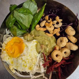 Cavolo viola, verza bianca e basilico, uovo, pomodori secchi, taralli, anacardi tostati e salsa guacamole