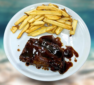 Costillas de cerdo con salsa del chef con patatas fritas