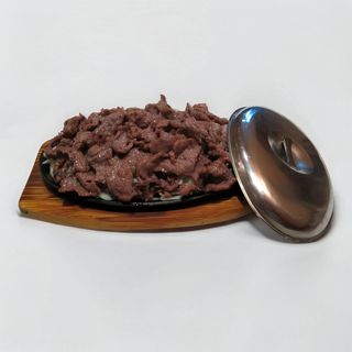 227. Телешко с лук на метална плоча