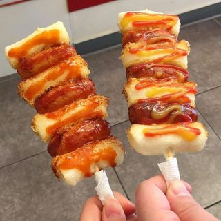 Токпокки с сосиской и сыром на шпажке