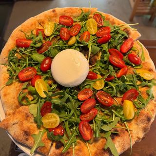 Focaccia pomodorini freschi, burrata e rucola