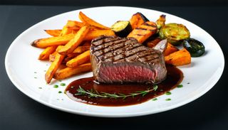 Pierś z kaczki z kapustą czerwoną i kluskami śląskimi 450g