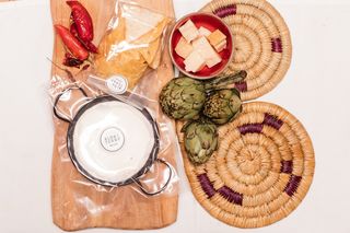 Dip de alcachofas y parmesano con tortitas de maíz 200 g.
