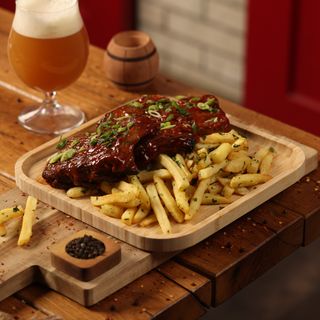 გამომცხვარი ღორის ნეკნები ბარბექიუს სოუსით