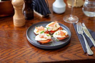 Bruschette cu roșii și mozzarella