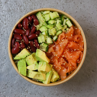 Bol de salmón y aguacate