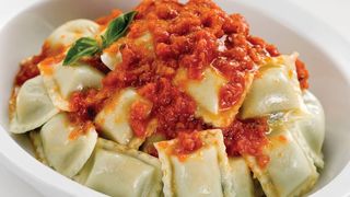 Raviolis De Carne con salsa Boloñesa