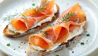 Брускети с Филаделфия и пушена сьомга