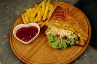 Сендвич с тунцом и картофелем фри (260 гр.)