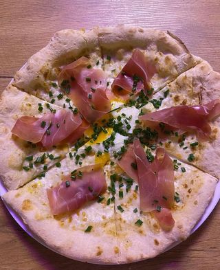 JAJO USADZONE (TA PIZZA NIE DZIELI SIĘ NA PÓŁ)