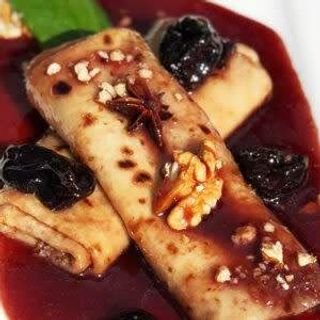 Clătite cu prune și nucă în sos de vin