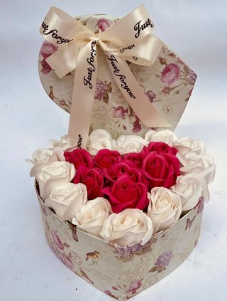 Aranjament flori sapun cutie inima