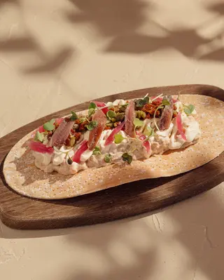 Ensaladilla rusa con anchoa, tomate seco y regañá XXL