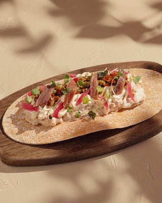 Ensaladilla rusa con anchoa, tomate seco y regañá XXL