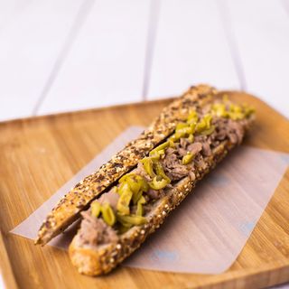 Bocadillo de atún y aceitunas