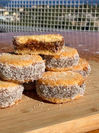 Alfajor grande artesanal  de Coco y dulce de leche (7 x 7,cm)