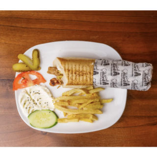 Sandwich Kebab de poulet avec frites 