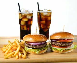 Combo hamburguesas 2 uds. + patatas fritas + bebidas 2 uds.