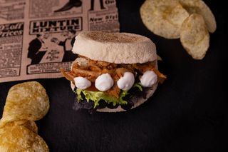 60 Minita De Pollo Tandori Con Tomate Y Lechuga