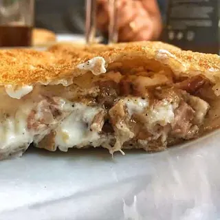 Pizza fritta ricotta, provola, cicoli napoletani,