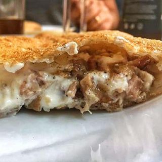 Pizza fritta ricotta, provola, cicoli napoletani,