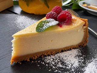 Cheesecake z musem malinowym (170/30g)
