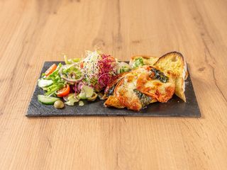 Pierś z kurczaka z mozzarellą i pomidorami