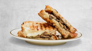 TOSTY Z SZYNKĄ I GRZYBAMI