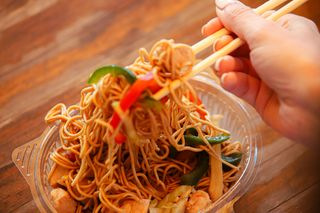 Wok de pollo con salsa teriyaki