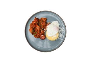 Tochitura de porc cu mămăliguță , branza si ou