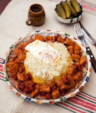 Tochitura de porc cu mamaliga, ou si branza
