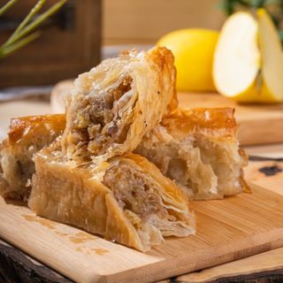 Сиропиран щрудел с орехи и стафиди (200г)