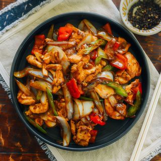 Pollo Con Sésamo Y Salsa Picante