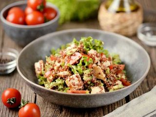 Салат с киноа и курицей (300 гр.)