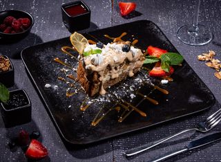 Tort de mere, nuci si caramel