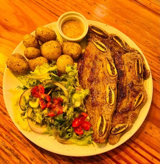 Costilla de ternera con patatas fritas y pimientos