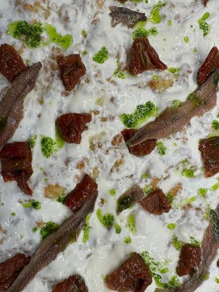 Stracciatella, alici, pomodori secchi e pesto