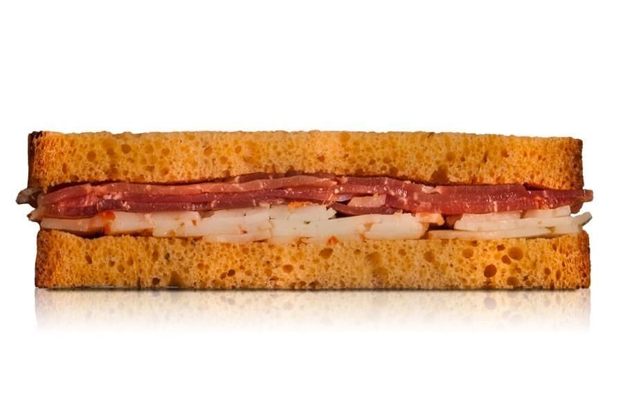 Sándwich de tomate, jamón serrano y queso