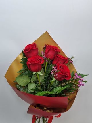 buchet 5 trandafiri rosii