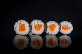 Хосомаки сьомга (4бр-100г)